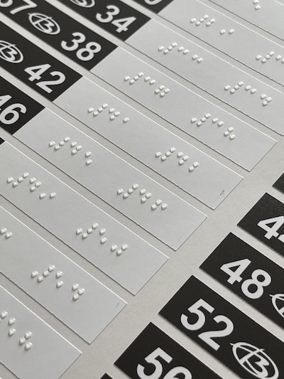 Adhesius en braille amb dades variables
